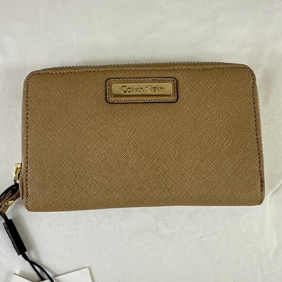 New CALVIN KLEIN Beige/Camel Leather Top Zip Wristlet Wallet Retail $78 NWT - Picture 3 of 8